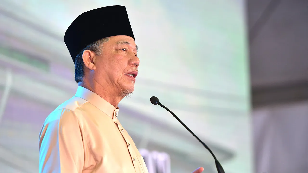 KUCHING, 14 Jun -- Timbalan Perdana Menteri Datuk Seri Fadillah Yusof menyampaikan ucapan perasmian Surau Nurul Muslimin di Kampung Sungai Bedil, hari ini._BERNAMA