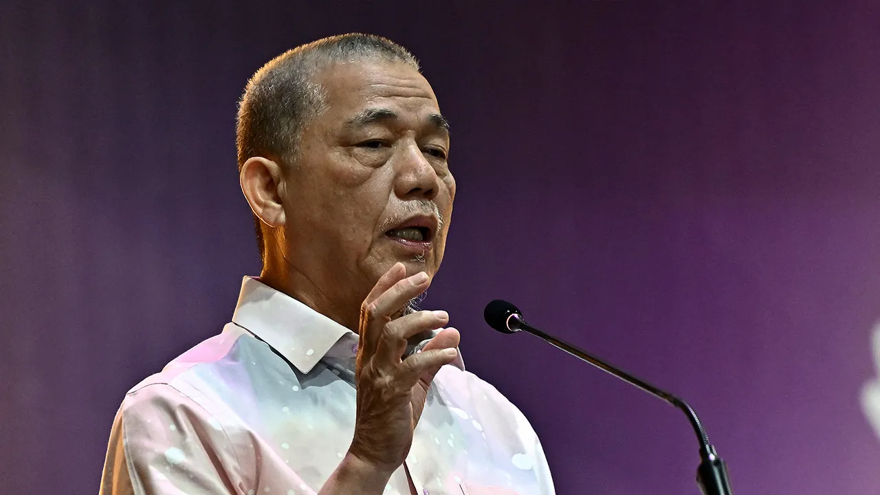 KUCHING, 28 Jun -- Timbalan Perdana Menteri merangkap Menteri Peralihan Tenaga dan Transformasi Air Datuk Seri Fadillah Yusof berucap pada Majlis Penyampaian Sumbangan Insentif Pelajar Cemerlang Sijil Pelajaran Malaysia (RISE – Recognition of Inspiring Student’s Excellence) di Dewan Sekolah Menengah Sains Kuching Utara, hari ini. --fotoBERNAMA (2026) HAK CIPTA TERPELIHARA