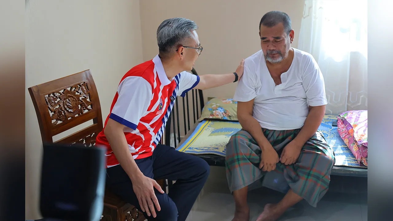 BATU PAHAT, 27 Jun -- Menteri Komunikasi Datuk Fahmi Fadzil yang juga Jurucakap Kerajaan MADANI meluangkan masa menziarahi keluarga yang berdepan cabaran hidup, iaitu pesakit strok Radzali Jabit, 60, di Kampung Sungai Lurus hari ini.  --fotoBERNAMA