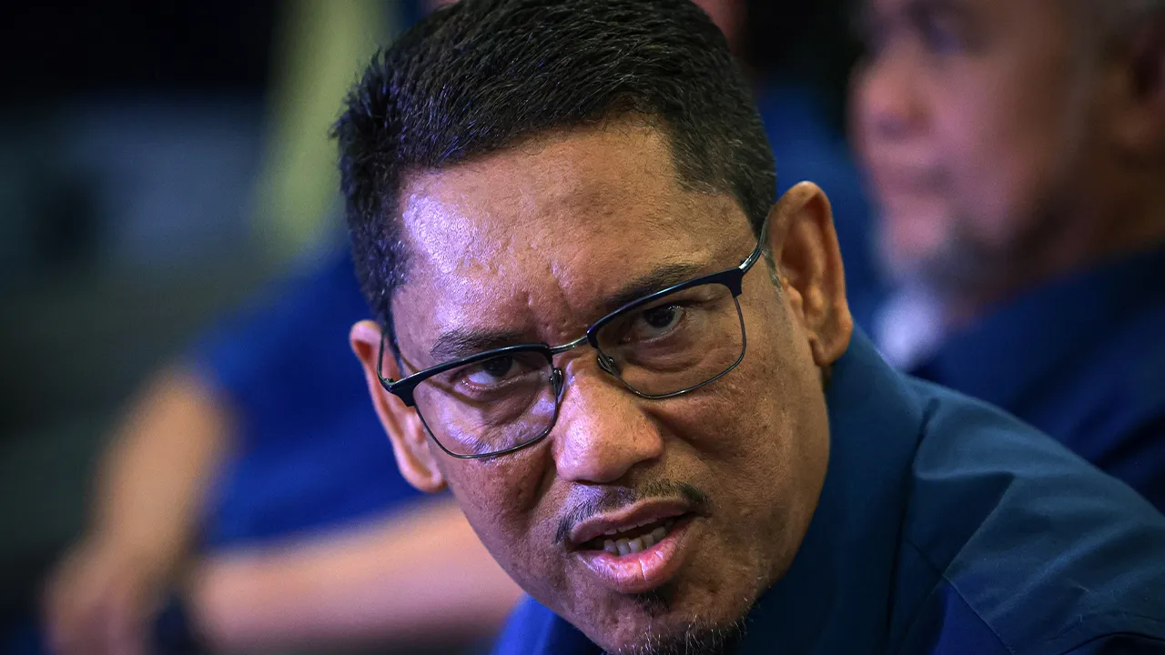 KUALA LUMPUR, 30 Dis -- (GAMBAR FAIL)... Pengerusi Perikatan Nasional (PN) Perak Datuk Seri Ahmad Faizal Azumu mengumumkan peletakan jawatan berkuat kuasa 1 Jan 2026.  Ahmad Faizal yang juga Naib Presiden Bersatu itu berkata beliau mengambil maklum keputusan Tan Sri Muhyiddin Yassin meletakkan jawatan sebagai Pengerusi PN dan menghormati bahawa pelantikan beliau ke jawatan itu, adalah atas bidang kuasa pengerusi.  --fotoBERNAMA (2025) HAK CIPTA TERPELIHARA