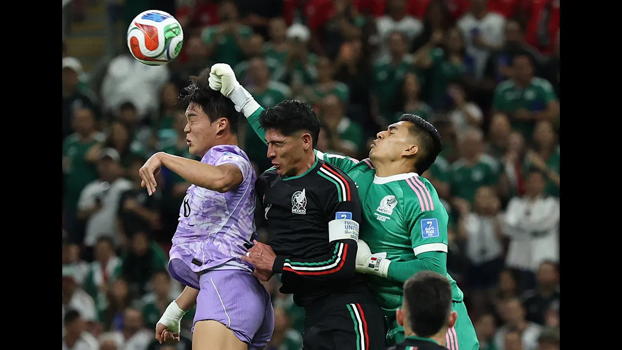 Soccer Football - FIFA World Cup 2026 - Group A - Mexico v South Korea - Estadio Guadalajara, Guadalajara, Mexico - June 18, 2026 Mexico's Raul Rangel and Edson Alvarez in action with South Korea's Oh Hyeon-gyu REUTERS/Paul Childs