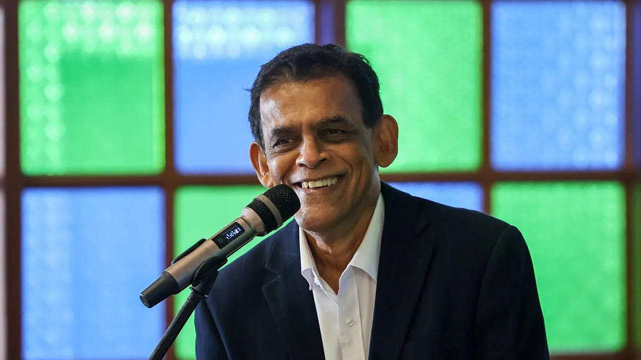 KUALA LUMPUR, 16 Jun -- Presiden Persatuan Karyawan Malaysia (Karyawan) Datuk Freddie Fernandez ketika mengadakan sidang media sempena Konvensyen Penggiat Muzik di Restoran Saloma hari ini.  Konvensyen Penggiat Muzik akan berlangsung pada 21 Jun di Restoran Saloma dan dijangka 200 artis serta penggiat muzik akan hadir.  --fotoBERNAMA (2026) HAK CIPTA TERPELIHARA
