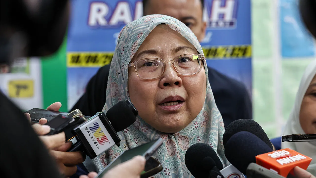 JOHOR BAHRU, 19 Jun -- Menteri Perdagangan Dalam Negeri dan Kos Sara Hidup Datuk Dr Fuziah Salleh bercakap kepada pemberita selepas Sesi Walkabout Program Jualan Rahmah MADANI di Pasar Raya Econsave Taman Daya hari ini.  --fotoBERNAMA (2026) HAK CIPTA TERPELIHARA