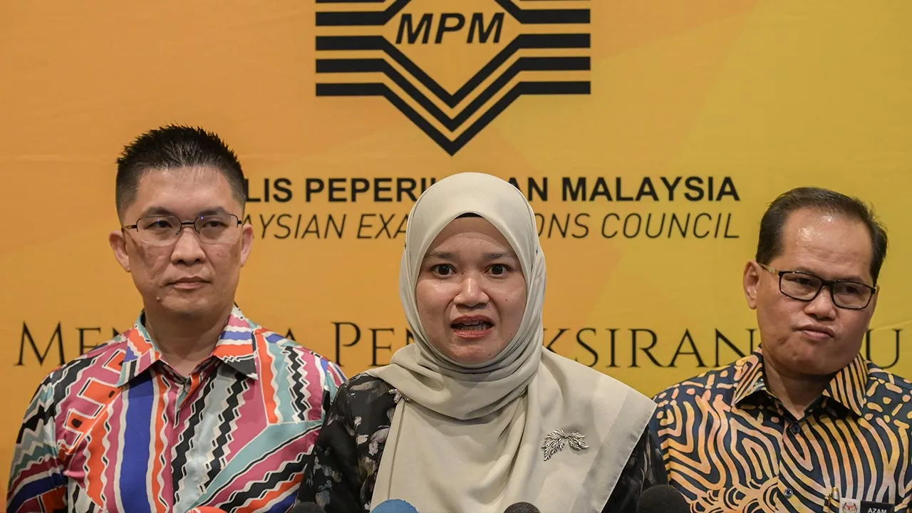 KUALA LUMPUR, 18 Jun -- Menteri Pendidikan Fadhlina Sidek ketika sidang media selepas Majlis Pengumuman Keputusan Peperiksaan Sijil Tinggi Persekolahan Malaysia (STPM) 2025 dan Majlis Penyampaian Anugerah Pelajar Terbaik STPM, MUET, dan SKBMW 2025 di Majlis Peperiksaan Malaysia hari ini.  Turut hadir Timbalan Menteri Pendidikan Wong Kah Woh (kiri) dan Ketua Pengarah Pendidikan Datuk Dr Mohd Azam Ahmad (kanan).  -- fotoBERNAMA (2026) HAK CIPTA TERPELIHARA