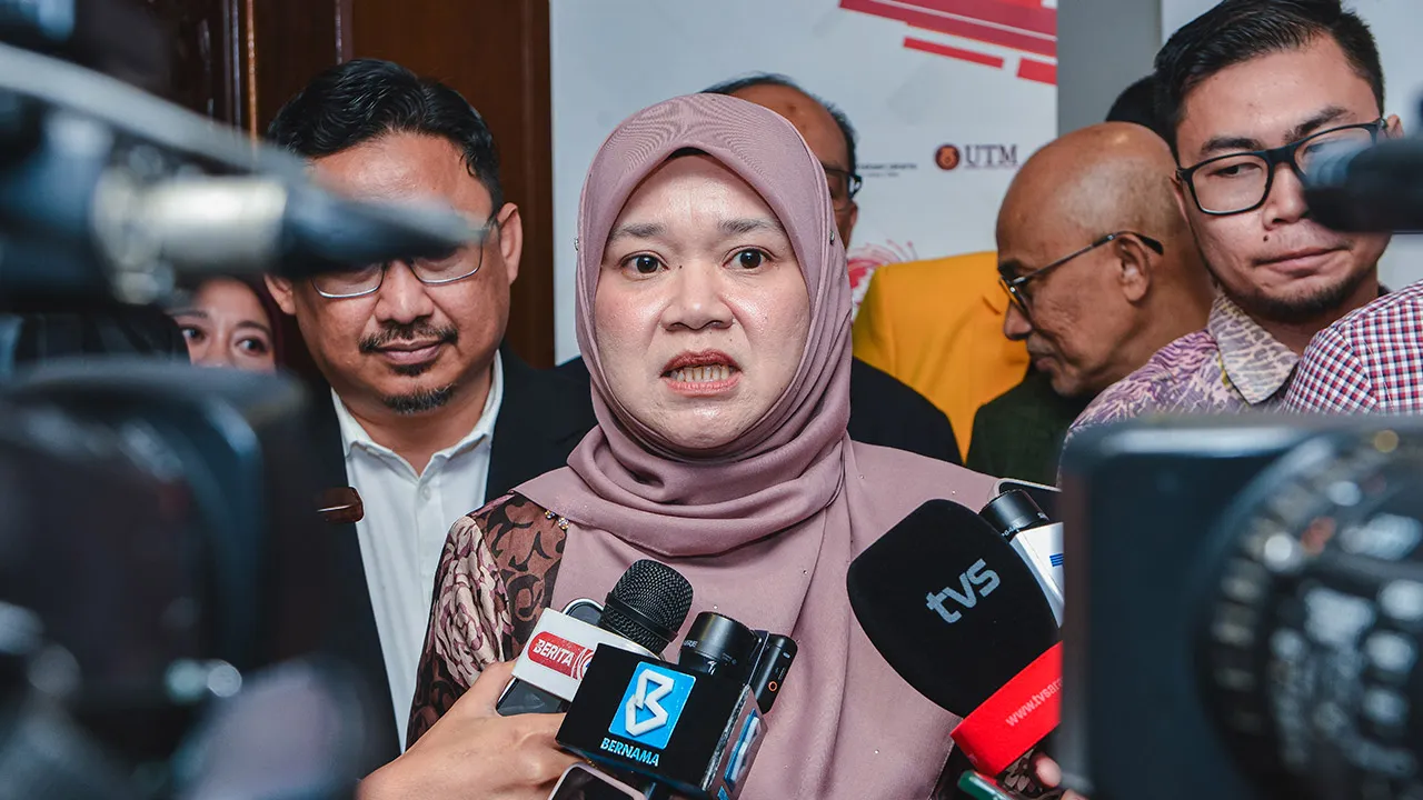 KUALA LUMPUR, 3 Jun -- Menteri Pendidikan Fadhlina Sidek menjawab pertanyaan media selepas Majlis Perasmian Simposium Antarabangsa Kepustakaan, Terjemahan dan Kecerdasan Buatan (LITR.AI) 2026 di Menara DBP hari ini.  --fotoBERNAMA (2026) HAK CIPTA TERPELIHARA