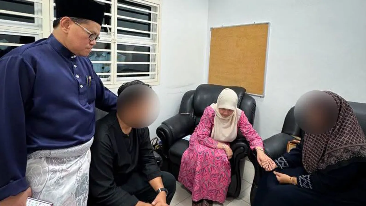 Mendapat perkhabaran duka pemergian anakanda di sebuah sekolah di Negeri Sembilan pada hari ini. Semoga rohnya dirahmati Allah SWT dan ditempatkan dalam kalangan orang yang beriman.  Saya bersama-sama dengan Ketua Pengarah Pendidikan Malaysia hadir ke hospital untuk bertemu sendiri dengan kedua-dua ibu bapa bagi memberikan sokongan. 