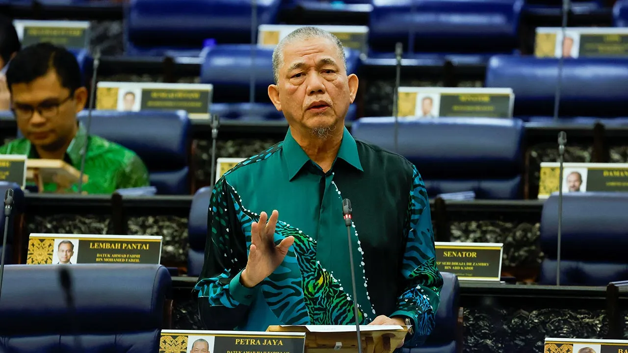KUALA LUMPUR, 25 Jun -- Timbalan Perdana Menteri yang juga Menteri Peralihan Tenaga dan Transformasi Air Datuk Seri Fadillah Yusof ketika sesi Pertanyaan - Pertanyaan Bagi Jawab Lisan sempena Mesyuarat Kedua, Penggal Kelima, Parlimen ke-15 di Bangunan Parlimen hari ini.   -- fotoBERNAMA (2026) HAK CIPTA TERPELIHARA