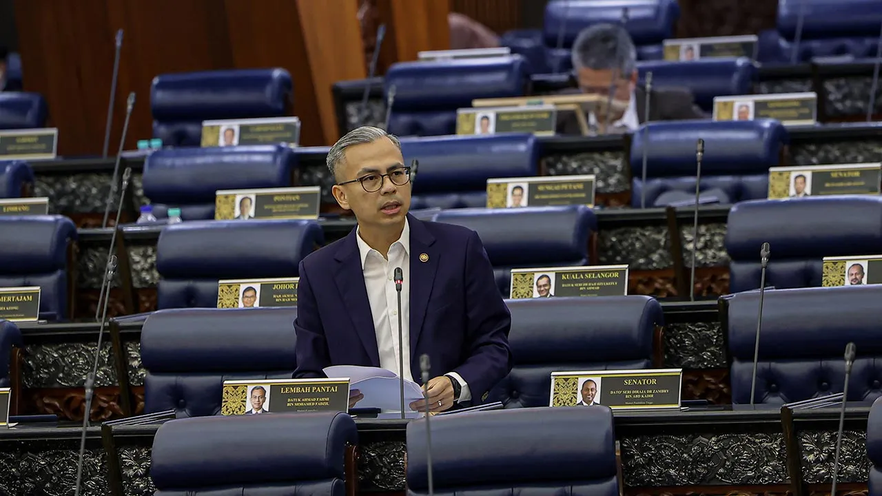 KUALA LUMPUR, 24 Jun -- Menteri Komunikasi Datuk Fahmi Fadzil ketika sesi Pertanyaan-Pertanyaan Bagi Jawab Lisan pada Mesyuarat Kedua, Penggal Kelima, Parlimen Ke-15 Dewan Rakyat di Bangunan Parlimen hari ini.  -- fotoBERNAMA (2026) HAK CIPTA TERPELIHARA