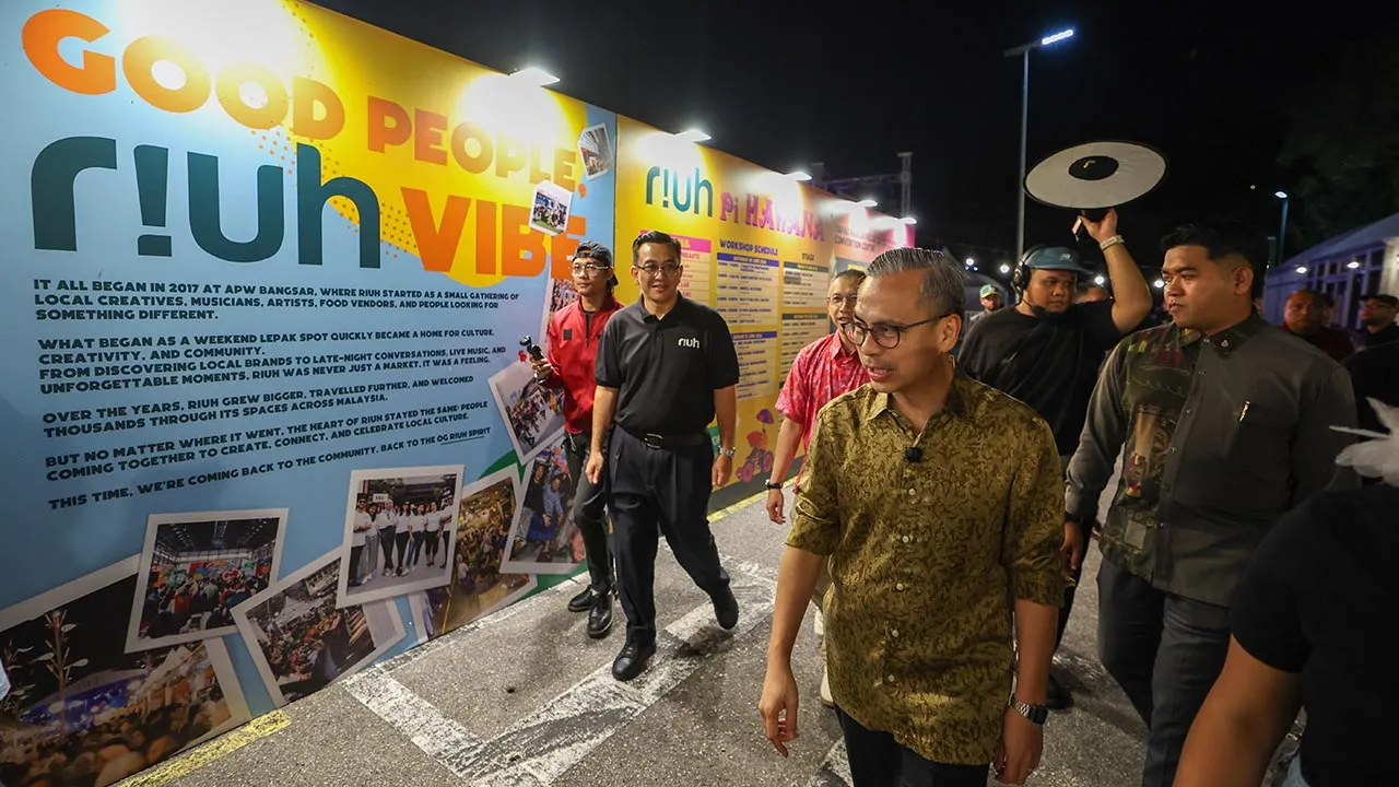 BUTTERWORTH, 19 Jun -- Menteri Komunikasi Datuk Fahmi Fadzil (dua, kanan) hadir memeriahkan Program RIUH Pi HAWANA sempena Hari Wartawan Nasional (HAWANA) 2026 di Pusat Konvensyen PICCA @ Butterworth Arena hari ini.  Turut bersama Ketua Pegawai Eksekutif MyCreative Ventures Zainol Haqim Zainol Rashid (dua, kiri).  -- fotoBERNAMA (2026) HAK CIPTA TERPELIHARA