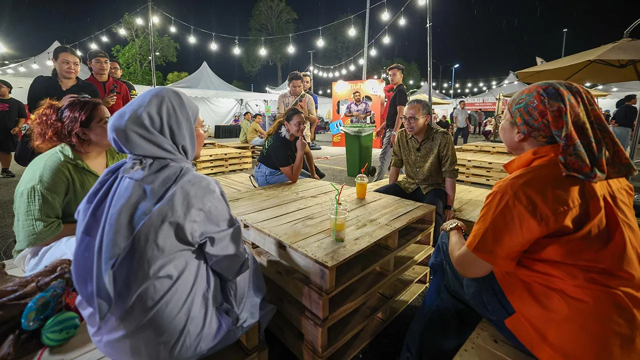 BUTTERWORTH, 19 Jun -- Menteri Komunikasi Datuk Fahmi Fadzil (dua, kanan) beramah mesra dengan orang ramai ketika hadir memeriahkan Program RIUH Pi HAWANA sempena Hari Wartawan Nasional (HAWANA) 2026 di Pusat Konvensyen PICCA @ Butterworth Arena hari ini.  --fotoBERNAMA (2026) HAK CIPTA TERPELIHARA
