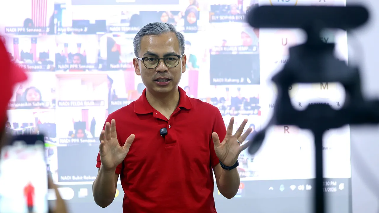 KUALA PILAH, 13 Jun -- Menteri Komunikasi, Datuk Fahmi Fadzil ketika sesi perkongsian bersama para peserta seluruh Negeri Sembilan secara maya pada program AI @ Nadi di Pusat Sebaran Maklumat Nasional (NADI) Seri Menanti hari ini. --fotoBERNAMA