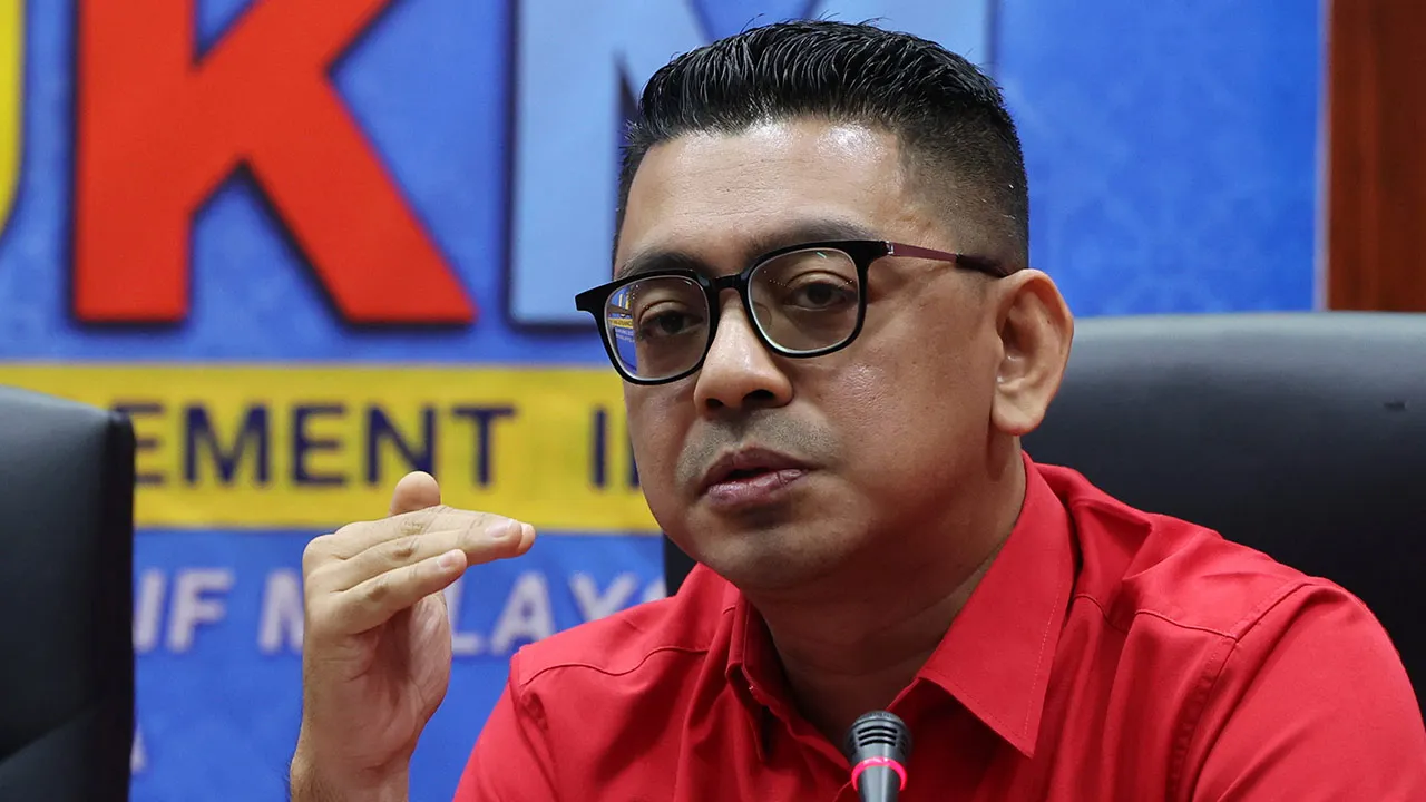 BANGI, 7 April -- Ketua Ahli Ekonomi Ambank Group Firdaos Rosli pada Program Bicara Persada bartajuk "Krisis Asia Barat, Implikasi Ekonomi Apa langkah Malaysia" di Bilik Senat, Bangunan Canselori, Universiti Kebangsaan Malaysia (UKM) hari ini.  --fotoBERNAMA (2026) HAK CIPTA TERPELIHARA