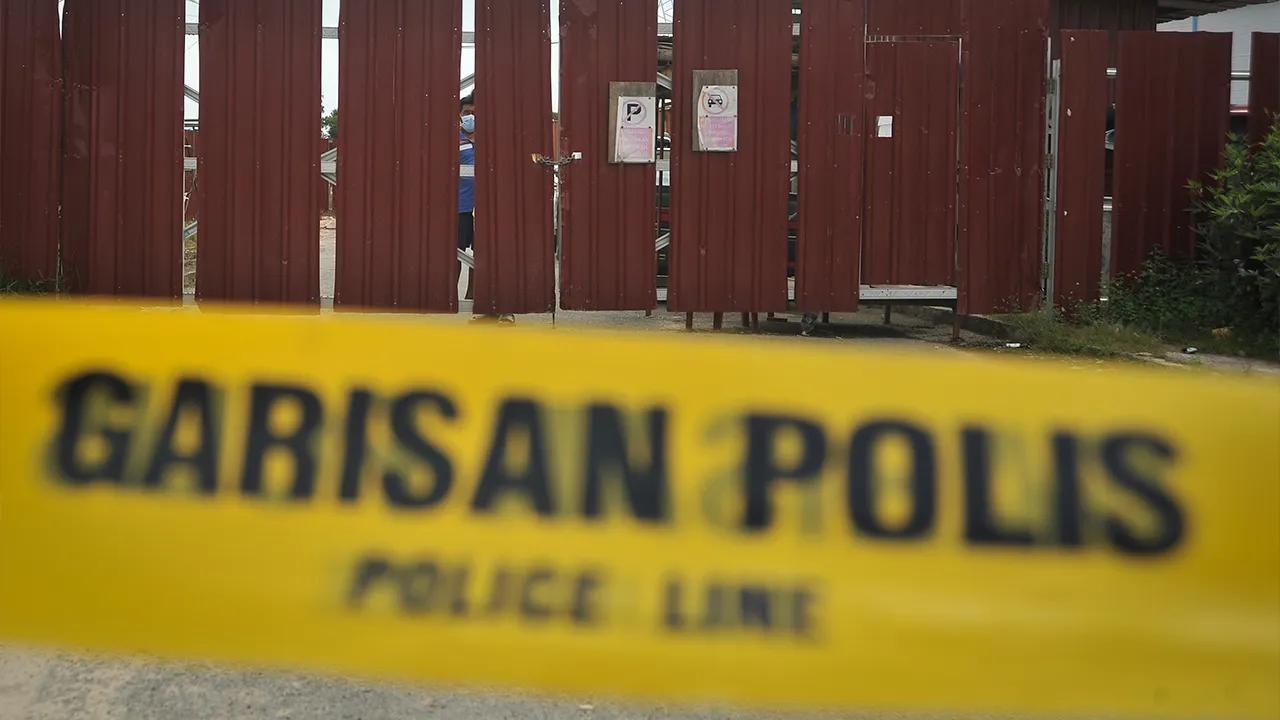 LABUAN, 8 Okt -- Anggota Polis Diraja Malaysia (PDRM) telah memasang pita Garisan Polis di pintu masuk utama sebuah tapak pembinaan di Kampung Sungai Bangat Labuan hari ini._BERNAMA
