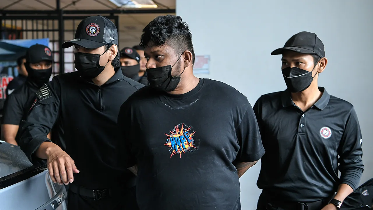 ALOR SETAR, 2 Jun -- Lelaki dipercayai ketua ‘Geng Rames’, G. Ramesh didakwa di Mahkamah Sesyen di sini hari ini kerana terlibat dalam kumpulan jenayah terancang.  Mengikut pertuduhan Ramesh, 37, didakwa menjadi ahli kumpulan jenayah terancang 'Geng Rames' di Kampung Sungai Division, Kuala Muda, antara Jan 2024 hingga 4 Dis 2025.  Pendakwaan mengikut Seksyen 130V(1) Kanun Keseksaan dan jika sabit kesalahan boleh dihukum penjara minimum lima tahun hingga maksimum 20 tahun.  --fotoBERNAMA (2026) HAK CIPTA TER