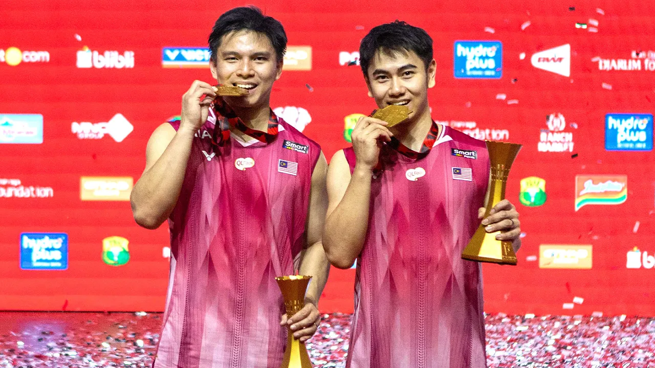 JAKARTA, 7 Jun -- Gandingan beregu Lelaki negara, Goh Sze Fei-dan Nur Izzuddin Mohd Rumsani, muncul Juara Terbuka Indonesia 2026 selepas menewaskan pasangan tuan rumah, Raymond Indra dan Nikolaus Joaquin, pada perlawanan akhir di Istora Senayan, hari ini.  Mereka mencatat kemenangan dalam perlawanan tiga set yang berlangsung selama 49 minit dengan keputusan 13-21, 21-18, 21-10.  -- fotoBERNAMA (2026) HAK CIPTA TERPELIHARA