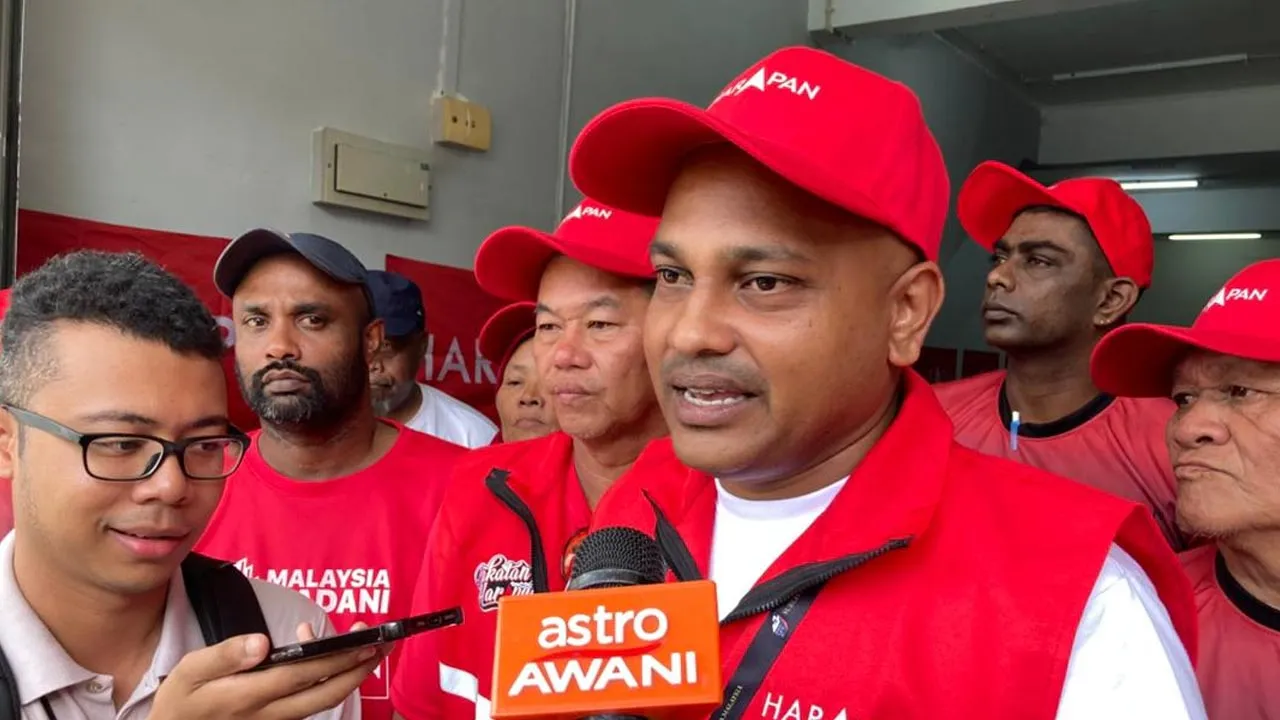 Calon Pakatan Harapan di DUN Layang Layang, Guna Balakrishnan, ditemubual oleh Astro AWANI ketika berkempen di DUN Layang-Layang - Kredit Astro AWANI