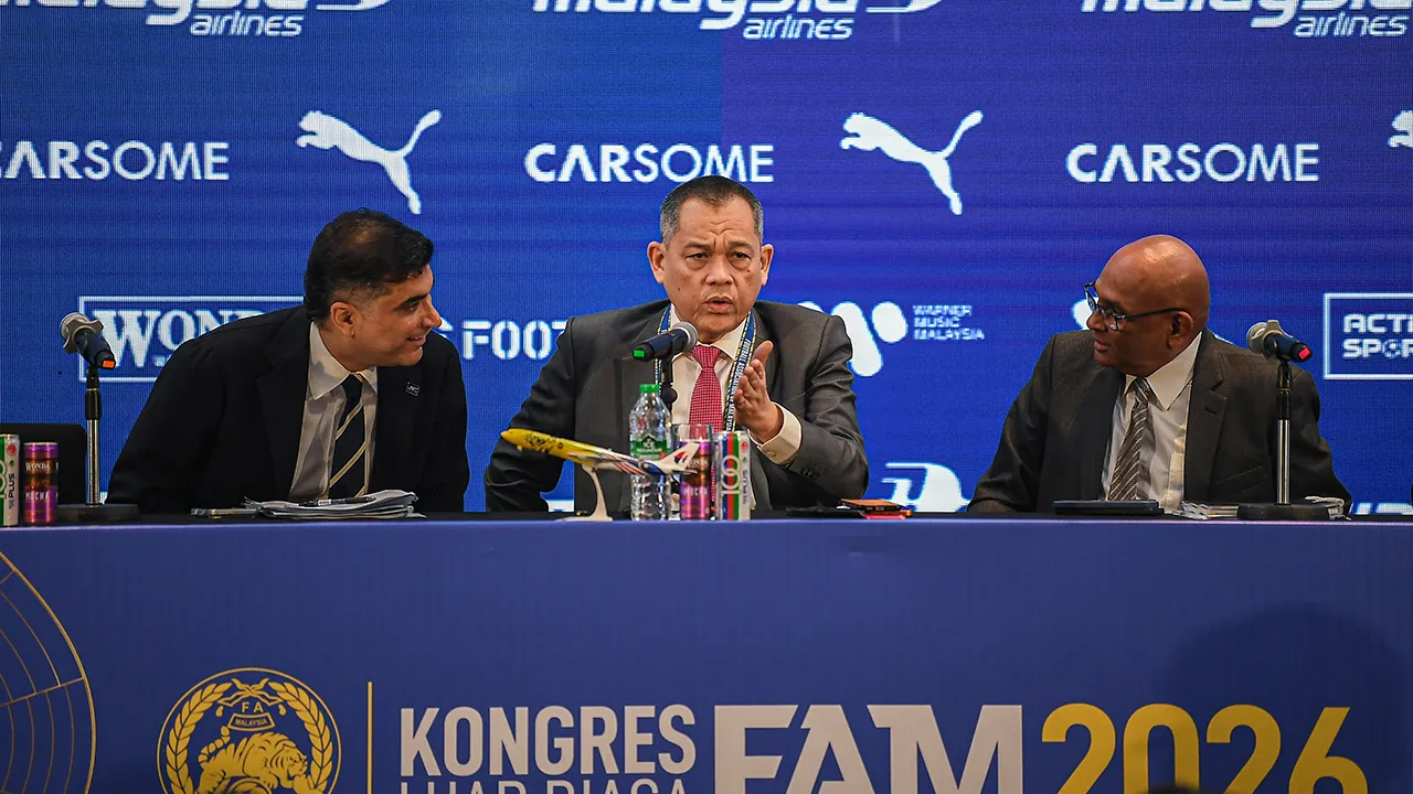 KUALA LUMPUR, 4 Jun -- Presiden Kehormat Persatuan Bola Sepak Malaysia (FAM) Tan Sri Hamidin Mohd Amin (tengah) bersama Setiausaha Agung Konfederasi Bolasepak Asia (AFC), Datuk Seri Windsor Paul John (kanan) bercakap pada sesi Sidang Akhbar selepas Majlis Kongres Luar Biasa FAM 2026 hari ini._BERNAMA