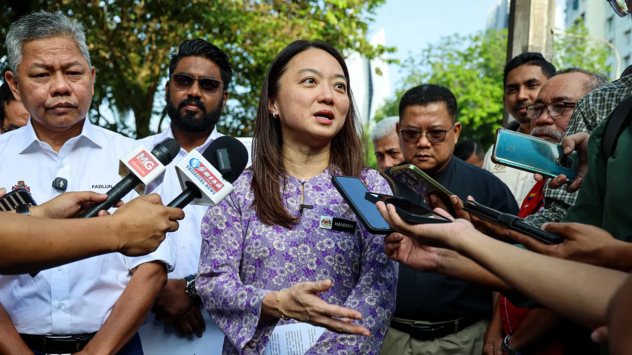 KUALA LUMPUR, 19 Jun -- Menteri di Jabatan Perdana Menteri (Wilayah Persekutuan) Hannah Yeoh (tiga, kiri) bercakap kepada media selepas melawat Lestari Niaga di Pusat Transformasi Bandar (UTC) Sentul hari ini.