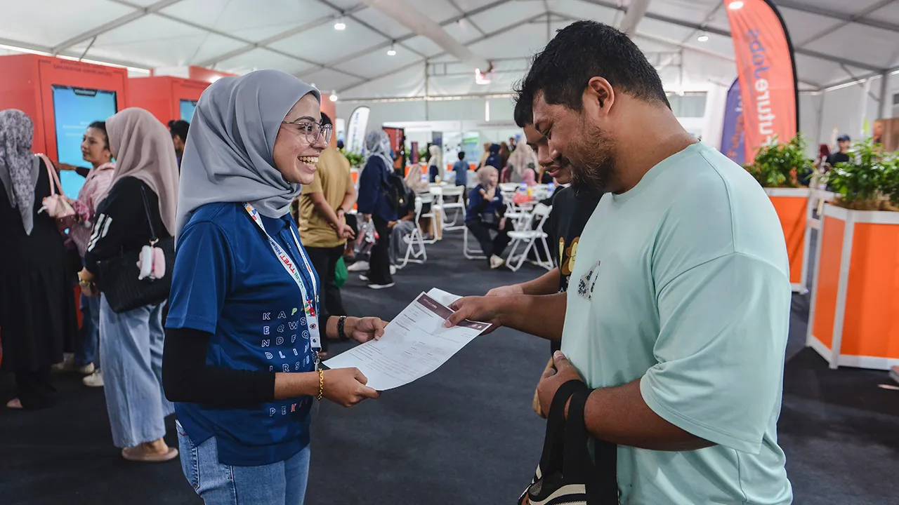 PUTRAJAYA, 6 Jun -- Pegawai Perkhidmatan Pekerjaan PERKESO Shahina Noor Shah Nazim (kiri) memberi khidmat nasihat berhubung pemantapan kemahiran dan kesesuaian kerjaya kepada Penganalisis pasaran minyak dan gas, Ahmad Farid Soratman (kanan) pada Sambutan Hari TVET Negara 2026 di Dataran Putrajaya hari ini.  --fotoBERNAMA (2026) HAK CIPTA TERPELIHARA