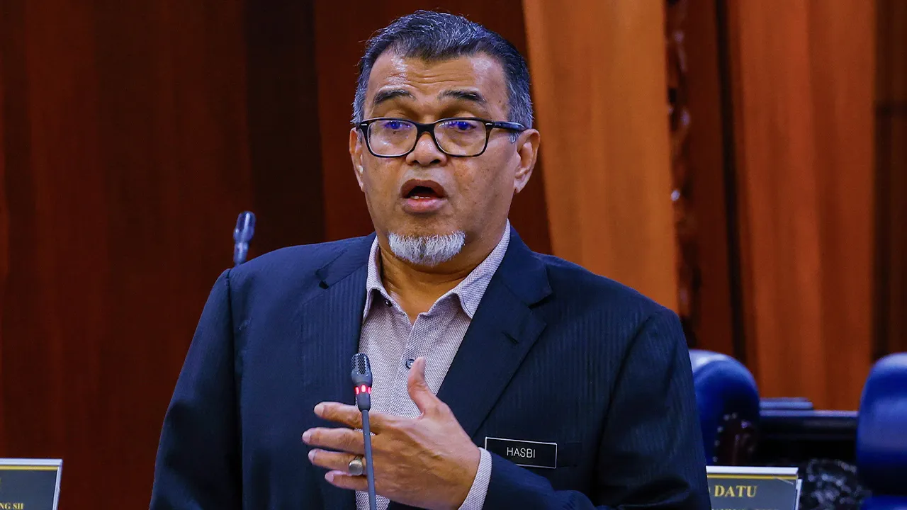KUALA LUMPUR, 29 Jun -- Timbalan Menteri Pengangkutan Datuk Hasbi Habibollah ketika sesi pertanyaan-pertanyaan bagi jawab lisan sempena Mesyuarat Kedua, Penggal Kelima, Parlimen ke-15 Dewan Rakyat di Bangunan Parlimen hari ini.  -- fotoBERNAMA (2026) HAK CIPTA TERPELIHARA