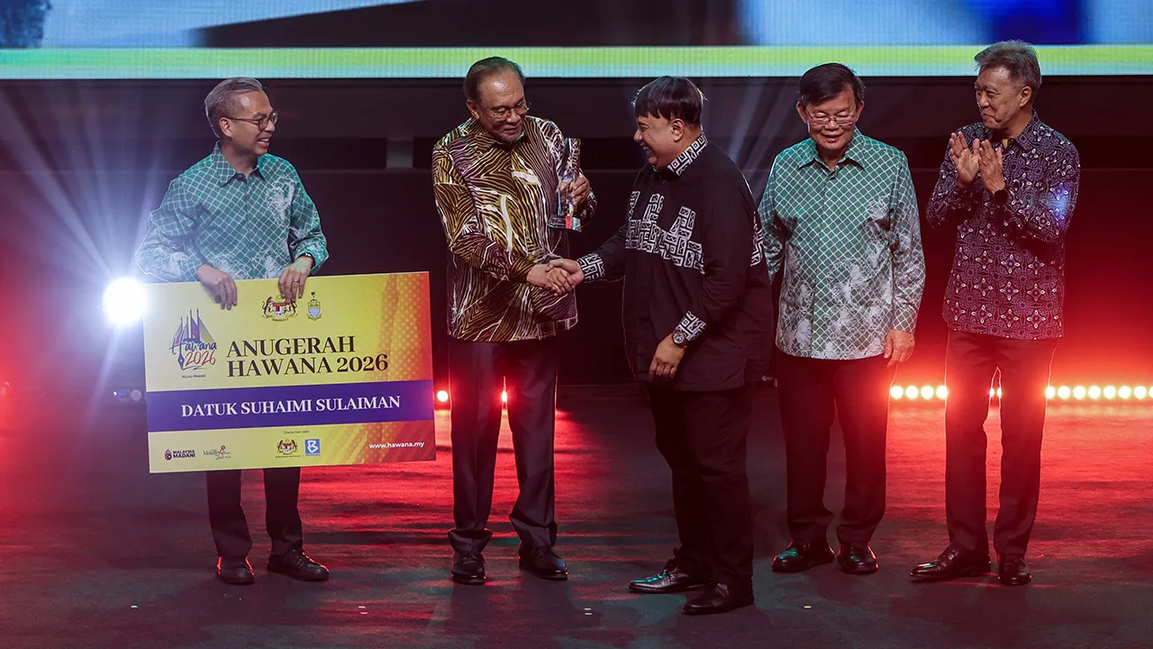 BUTTERWORTH, 20 Jun -- Perdana Menteri Datuk Seri Anwar Ibrahim (dua, kiri) menyampaikan anugerah HAWANA 2026 kepada Datuk Suhaimi Sulaiman (tiga, kanan) pada Majlis Kemuncak Hari Wartawan Nasional (HAWANA) 2026 di Pusat Konvensyen PICCA @ Butterworth Arena hari ini.