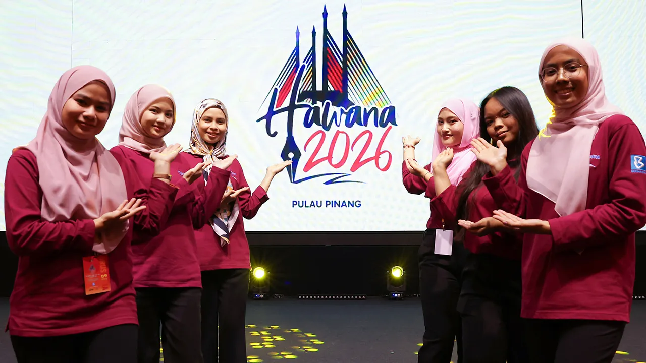 BUTTERWORTH, 19 Jun -- Kakitangan Pertubuhan Berita Nasional Malaysia (Bernama) menunjukkan logo rasmi Hari Wartawan Nasional (HAWANA) 2026 yang dipamerkan di Pusat Konvensyen PICCA @ Butterworth Arena hari ini.  Logo HAWANA 2026 menampilkan elemen ikonik Jambatan Pulau Pinang yang melambangkan identiti, sejarah dan kemodenan negeri tuan rumah. Bertemakan "Media Berintegriti, Teras Kredibiliti", kemuncak HAWANA 2026 akan dirasmikan oleh Perdana Menteri Datuk Seri Anwar Ibrahim esok.  --fotoBERNAMA (2026) HA