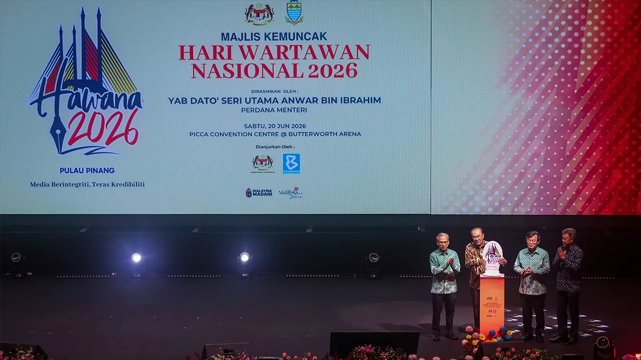 BUTTERWORTH, 20 Jun -- Perdana Menteri Datuk Seri Anwar Ibrahim (dua, kiri) ketika merasmikan Majlis Kemuncak Hari Wartawan Nasional (HAWANA) 2026 di Pusat Konvensyen PICCA @ Butterworth Arena hari ini.  Turut hadir, Menteri Komunikasi Datuk Fahmi Fadzil (kiri), Ketua Menteri Pulau Pinang Chow Kon Yeow (dua, kanan) dan Pengerusi Bernama Datuk Seri Wong Chun Wai (kanan).  -- fotoBERNAMA (2026) HAK CIPTA TERPELIHARA   BUTTERWORTH, June 20 -- Prime Minister Datuk Seri Anwar Ibrahim (second, left) officiates th