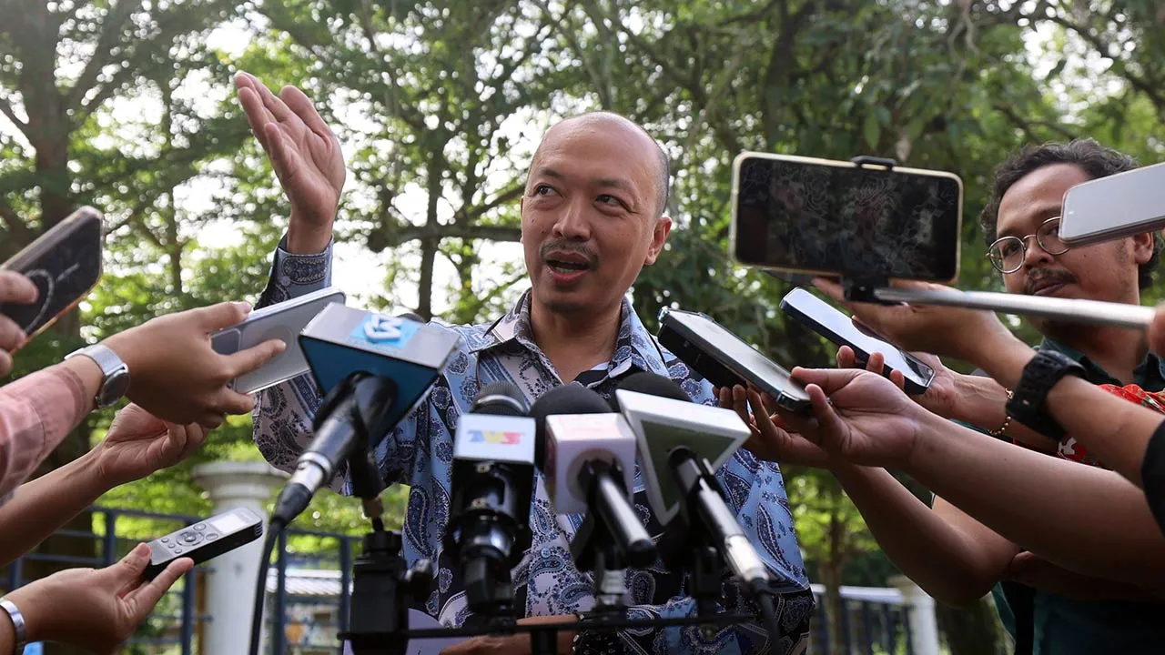 PUTRAJAYA, 11 Jun -- Ketua Pengarah Jabatan Komunikasi Komuniti (J-KOM) Mohd Hisyamuddin Ghazali ketika sidang media selepas membuat laporan polis terhadap aktivis Albert Tei susulan dakwaan mengganggu operasi di Kementerian Komunikasi menerusi beberapa siri perhimpunan sejak bulan lepas di Ibu Pejabat Polis Daerah (IPD) Putrajaya, di sini hari ini.