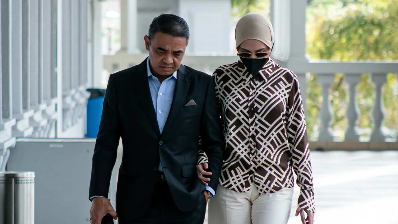 KUALA LUMPUR, 8 Jun -- Mahkamah Sesyen di sini hari ini mengeluarkan warta pihak ketiga terhadap mana-mana individu yang berhasrat untuk mencabar permohonan pelucuthakan ke atas barangan kemas yang disita daripada isteri bekas Panglima Tentera Darat (PTD) Tan Sri Muhammad Hafizuddeain Jantan, Salwani Anuar @ Kamaruddin.  Hakim Azura Alwi menetapkan 31 Julai ini bagi pendengaran permohonan itu daripada mana-mana individu yang mempunyai kepentingan ke atas barangan kemas berkenaan.  -- fotoBERNAMA (2026) HAK 