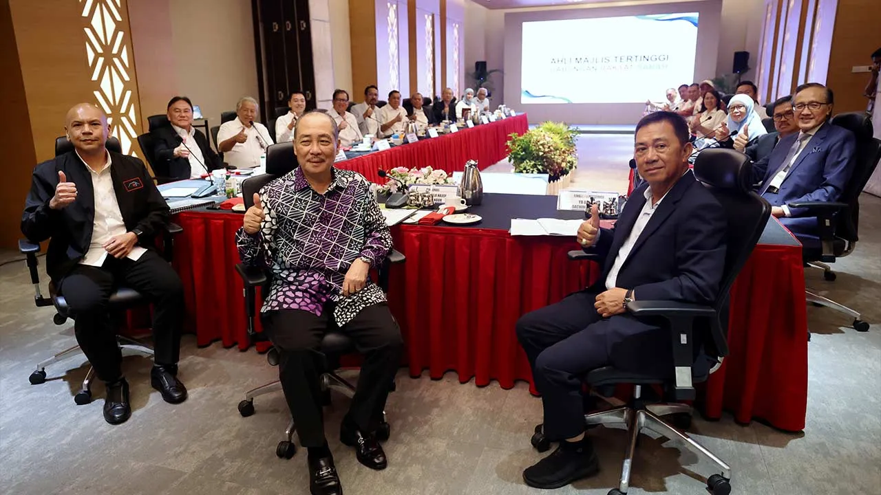 KOTA KINABALU, 18 Jun -- Pengerusi Gabungan Rakyat Sabah (GRS), yang juga Ketua Menteri Sabah, Datuk Seri Hajiji Noor ketika mempengerusikan mesyuarat Majlis Tertinggi GRS di Pusat Konvensyen Antarabangsa Sabah hari ini.