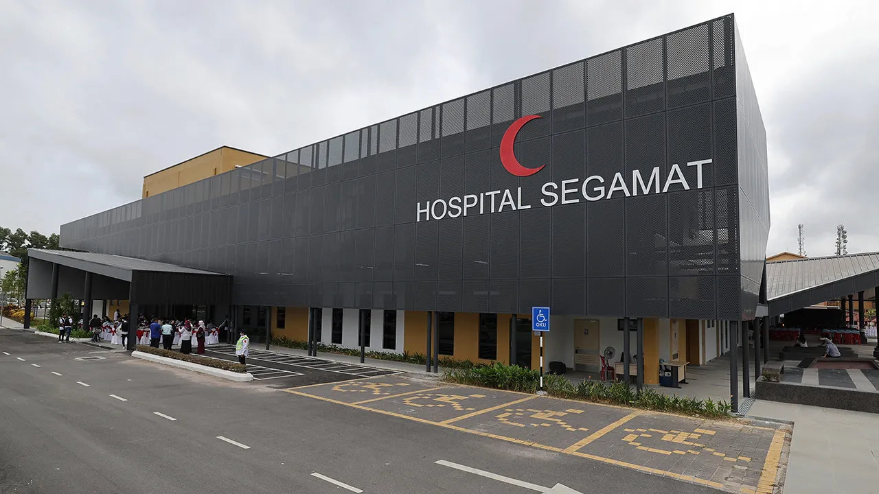 SEGAMAT, 25 Feb -- Bangunan tambahan Hospital Segamat bernilai RM90.5 juta ini dilengkapi empat dewan bedah, Unit Rawatan Rapi (ICU) serta satu Unit Hirdodinamik dan Respirator (RHU).  Bangunan yang telah dibina sejak April 2018 dan akan dibuka kepada orang ramai. Blok tambahan Hospital Segamat ini akan dapat memperluaskan lagi perkihdamatanya sekaligus menampung keperluan 223,000 penduduk di daerah Segamat.  --fotoBERNAMA (2023) HAK CIPTA TERPELIHARA