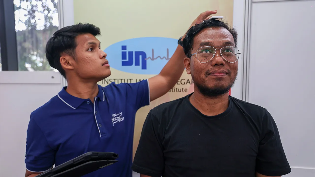 BUTTERWORTH, 20 Jun -- Kakitangan IJN yang memberi rawatan kepada petugas media dan orang ramai yang hadir pada sambutan Hari Wartawan Nasional (HAWANA) di Pusat Konvensyen PICCA @ Butterworth Arena hari ini.  Institut Jantung Negara (IJN) membawa perkhidmatan kesihatannya terus kepada petugas media dan orang ramai menerusi pengenalan klinik bergerak buat julung kali.  -- fotoBERNAMA (2026) HAKCIPTA TERPELIHARA