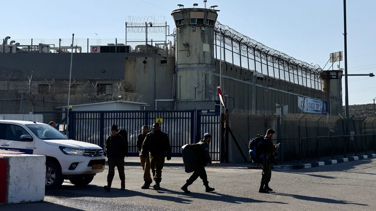 Israeli soldiers gather outside the Israeli military prison Ofer ahead of the expected release of Palestinian prisoners, as part of a ceasefire and a hostages-prisoners swap deal between Hamas and Israel, near Ramallah, in the Israeli-occupied West Bank, January 30, 2025. REUTERS/Jamal Awad