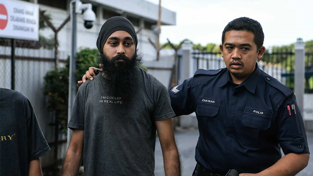 JITRA, 24 Jun -- Seorang penuntut institusi pengajian tinggi swasta (IPTS) didakwa di Mahkamah Majistret di sini hari ini atas pertuduhan mengedar lebih 14 kilogram (kg) ganja di Bukit Kayu Hitam, baru-baru ini.  Bagaimanapun, tiada pengakuan direkodkan daripada Ishvherr Singh, 25, yang berasal dari Petaling Jaya, Selangor, selepas pertuduhan terhadapnya dibacakan di hadapan Majistret Nor Syaliati Mohd Sobri.  --fotoBERNAMA (2026) HAK CIPTA TERPELIHARA