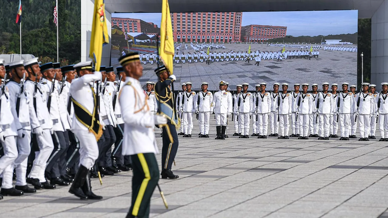 PUTRAJAYA, 3 Jun -- Raptai penuh Istiadat Perarakan Panji-Panji sempena sambutan Ulang Tahun Hari Keputeraan Yang di-Pertuan Agong Sultan Ibrahim di Dataran Pahlawan, Presint 1 hari ini berjalan lancar.  Raptai tersebut sebagai persediaan untuk acara sebenar yang akan berlangsung pada Jumaat ini.  Lima Panji-Panji Yang di-Pertuan Agong akan diarak iaitu Panji-Panji Rejimen Askar Melayu Diraja, Rejimen Renjer Diraja, Kor Armor Diraja, Tentera Laut Diraja Malaysia dan Panji-Panji Tentera Udara Diraja Malaysia
