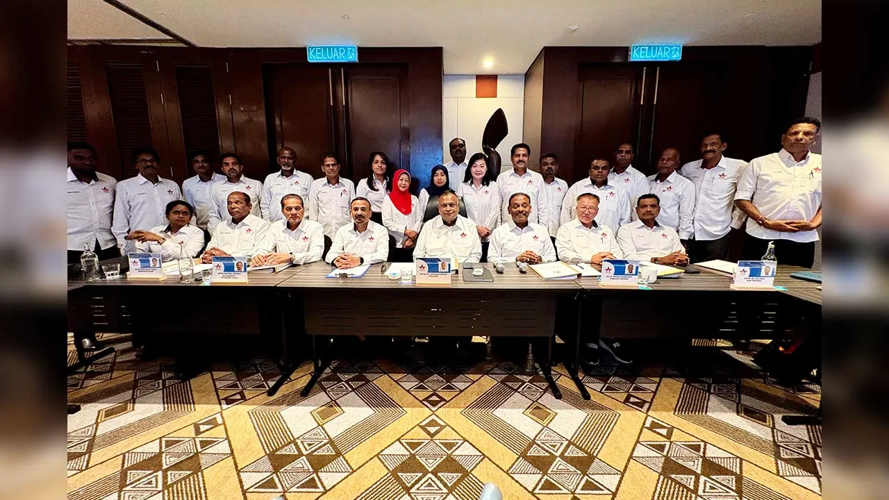 JOHOR BAHRU, 6 Jun -- Presiden Parti Progresif Penduduk (PPP) Malaysia Datuk Dr J.Loga Bala Mohan (duduk,tengah) mempengerusikan Mesyuarat Ahli Majlis Tertinggi PPP kali keenam di sebuah hotel, di sini hari ini.  --fotoBERNAMA (2026) HAK CIPTA TERPELIHARA