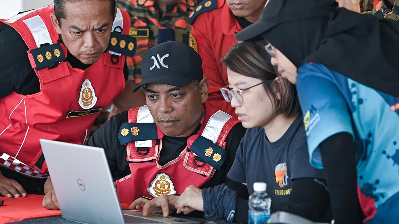 TAPAH, 30 Mei -- Penolong Pengarah Operasi Jabatan Bomba dan Penyelamat Malaysia (JBPM) Perak, Sabarodzi Nor Ahmad (dua kiri), mendengar penerangan daripada wakil Persatuan Badan Bukan Kerajaan (NGO) PELINDUNG, Liang Neo Song Wee (dua kanan), mengenai rakaman ‘camera trap’ yang dipasang di kawasan dipercayai lokasi mangsa pendaki wanita yang hilang, Jaslinda Saludin, 49, ketika ditemui di Pusat Kawalan Hadapan (PKH) Bomba di Batalion 3 PGA, Bidor, hari ini.   --fotoBERNAMA (2026) HAK CIPTA TERPELIHARA