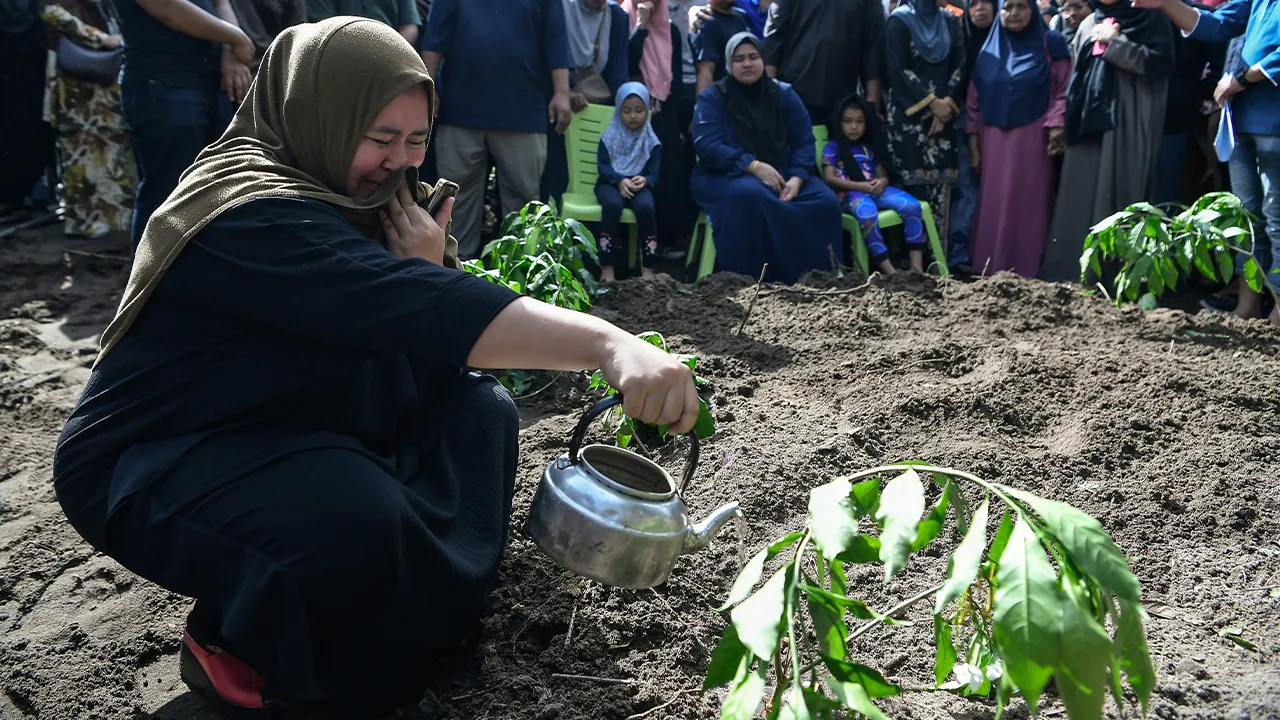SUNGAI PETANI, 8 Jun -- Seorang ahli keluarga tidak dapat menahan kesedihan ketika menyiram air mawar di di pusara lima sekeluarga yang maut dalam kemalangan mebabitkan kenderaan utiliti sukan (SUV) dengan sebuah lori di Pinang Tunggal, semalam.  Kesemua jenazah dikebumikan dalam satu liang lahad di Tanah Perkuburan Islam Masjid Jamek Al-Abidi, Kampung Simpang Tiga Pasir, Merbok, pada pukul 10 pagi.  Jenazah terbabit adalah Ahmad Shafiq Ahmad Shukri, 29 dan isterinya, Jamaliah Sannusi, 29, serta bayi lelaki