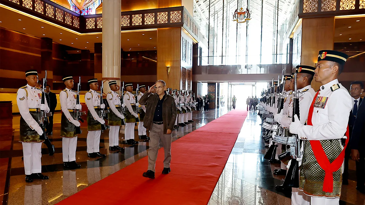 SEPANG, June 13 -- Timor- Leste President Jose Ramos-Horta arrives in Malaysia today for a five-day special visit.  Ramos-Horta and his delegation arrived at Kuala Lumpur International Airport (KLIA) Terminal 1 at 11.12 am on a commercial flight. Upon arrival, he received a static guard of honour mounted by the First Battalion Royal Ranger Regiment, commanded by Captain Luqman Hakim Abd Khar, at the Bunga Raya Complex (BRC)._BERNAMA