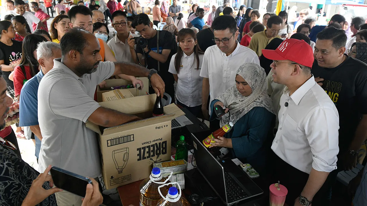 NIBONG TEBAL, 28 Jun --Menteri Pembangunan Usahawan dan Koperasi Steven Sim (dua, kanan) meninjau Program Jualan MADANI Koperasi (JMK) Kementerian Pembangunan Usahawan dan Koperasi (KUSKOP) 2026 @ DUN Jawi, hari ini.  --fotoBERNAMA (2026) HAK CIPTA TERPELIHARA