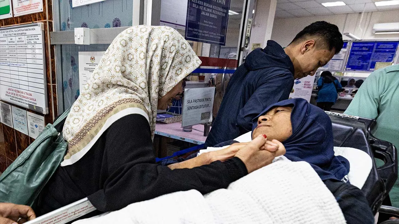 TAPAH, 6 Jun -- Kegembiraan dan kelegaan jelas terpancar pada wajah ahli keluarga pendaki wanita, Jaslinda Saludin, 49, ketika menyambut kepulangannya di Hospital Tapah malam ini selepas beliau ditemui selamat susulan kejadian ketika mendaki Gunung Batu Putih.  Jaslinda tiba di hospital kira-kira 9.20 malam untuk menjalani pemeriksaan lanjut selepas operasi mencari dan menyelamat berjaya menemukan beliau dalam keadaan selamat.  -- fotoBERNAMA (2026) HAK CIPTA TERPELIHARA