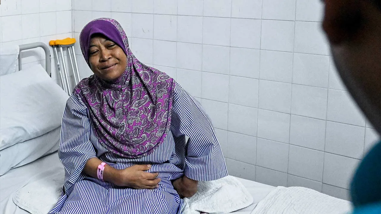 TAPAH, 8 Jun -- Keadaan Jaslinda Saludin, 49, ketika menerima kunjungan Pengerusi Jawatankuasa Komunikasi, Multimedia dan NGO Perak Mohd Azlan Helmi di Wad Perempuan Hospital Tapah hari ini.  Mohd Azlan berkata Jaslinda memaklumkan hasratnya untuk segera sembuh dan keluar dari hospital bagi kembali bekerja serta menghadiri majlis konvokesyen anaknya yang akan datang.  --fotoBERNAMA (2026) HAK CIPTA TERPELIHARA