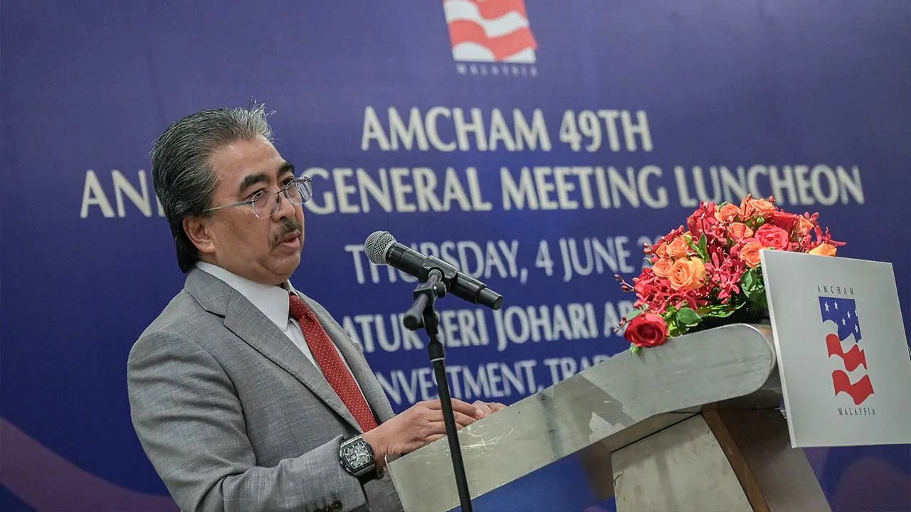 KUALA LUMPUR, June 4 -- Investment, Trade and Industry Minister Datuk Seri Johari Abdul Ghani delivers a keynote address at American-Malaysian Chamber of Commerce (AMCHAM) 49th Annuarl General Meeting Luncheon at Shangri-La Hotel today.  -- fotoBERNAMA (2026) COPYRIGHT RESERVED
