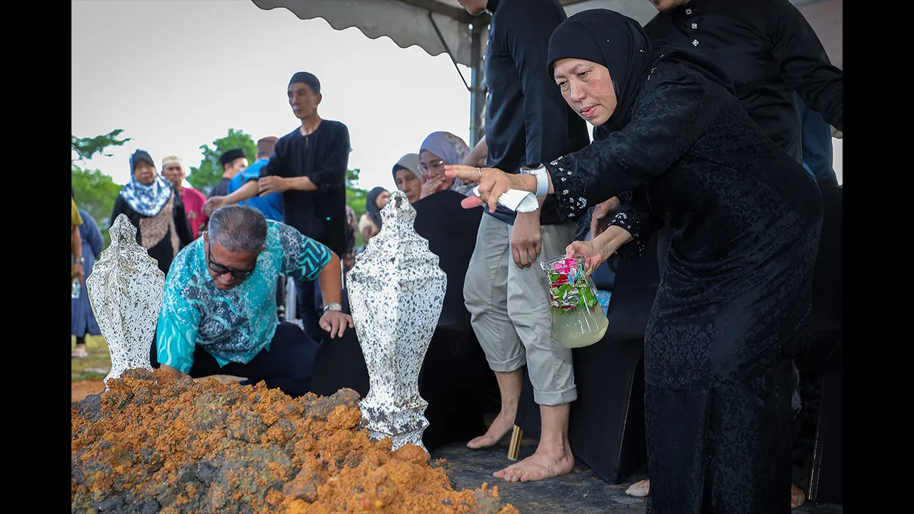 KUCHING, 19 Jun -- Menteri Pembangunan Wanita, Keluarga dan Masyarakat Datuk Seri Nancy Shukri menyiram air mawar di pusara suaminya, Allahyarham Datuk Kamil Misuari, di Tanah Perkuburan Islam Semariang, Petra Jaya hari ini.