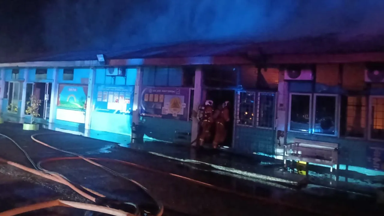 Bilik pentadbiran SK Parit Serong, Tanjong Karang, terbakar. Ihsan Bomba