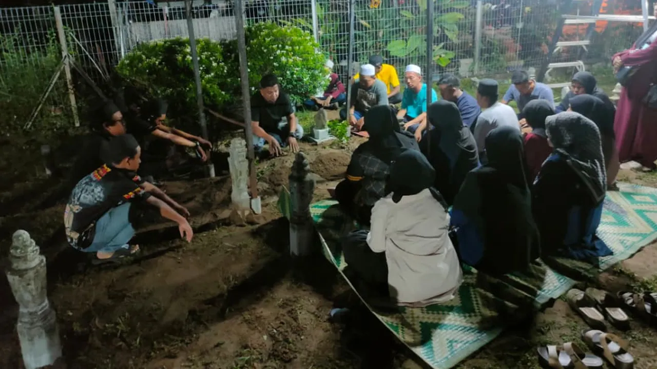 Jenazah Iskandar Affan Ibrahim, 7 tahun, yang terlibat nahas SUV dengan lori muatan tanah di Kampung Baru Pinang Tunggal, selamat dikebumikan di Tanah Perkuburan Masjid Permatang Kuang, Penaga,Pulau Pinang awal pagi tadi. Sumber: Astro AWANI