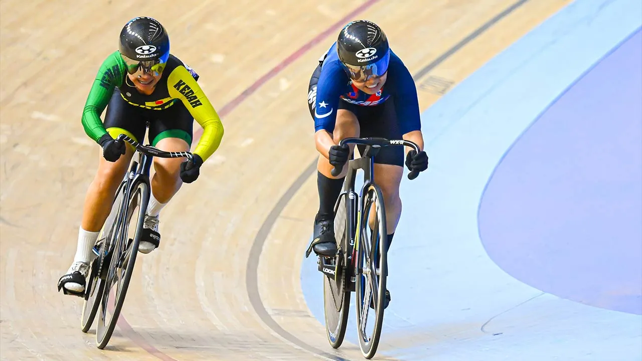NILAI, 11 Jun -- Pelumba Johor Nur Alyssa Mohd Farid (kanan) bersaing dengan pelumba Kedah Nurul Izzah Izzati Mohd Asri (kiri) bagi acara Sprint Wanita Elit pada Kejohanan Berbasikal Trek Kebangsaan di Velodrom Nasional Nilai, hari ini.