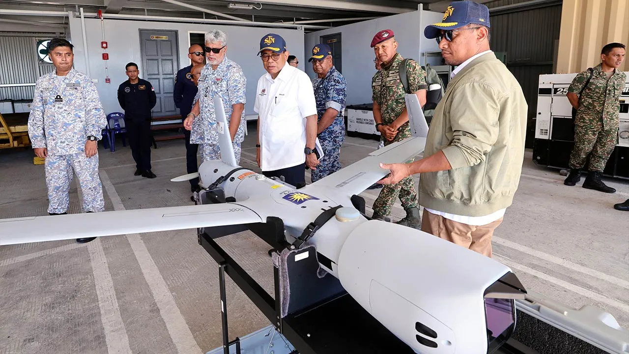 KOTA KINABALU, 16 Jun -- Menteri Pertahanan Datuk Seri Mohamed Khaled Nordin (tengah) mendengar penerangan mengenai sebuah dron yang digunakan mengawasi kawasan perairan Pulau Layang-Layang ketika melawat pulau itu hari ini.  --fotoBERNAMA (2026) HAK CIPTA TERPELIHARA
