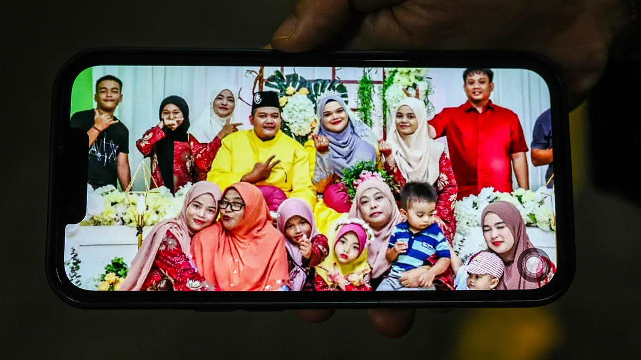 KLUANG, 1 Jun -- Anak saudara, Nurul Hidayah Kamarruddin, 29, menunjukkan gambar ibu dan bapa saudaranya Nor Azlina Abd Latif, 33, (belakang, tiga, kanan), Mohd Aiman Mohd Rashid, 36, (belakang, empat, kiri), dan neneknya, Semek Mat Soh, 73, (depan, dua, kiri), yang terilbat dalam kemalangan maut membabitkan empat sekeluarga di hadapan Penjara Simpang Renggam petang tadi, ketika ditemui di Jabatan Perubatan Forensik Hospital Enche’ Besar Hajjah Khalsom (HEBHK) hari ini.  --fotoBERNAMA (2026) HAK CIPTA TERPE