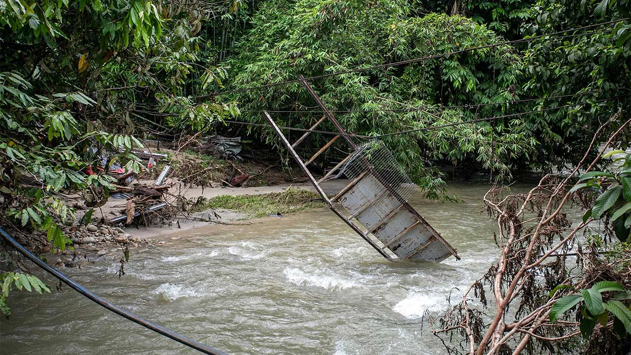 GOPENG, 25 Jun -- Keadaan jambatan yang runtuh akibat kepala air di Kampung Orang Asli (KOA) Ulu Geruntum, hari ini.  Penduduk KOA Ulu Geruntum di sini berharap pembinaan semula jambatan yang menghubungkan penempatan mereka dapat disegerakan selepas kedua-dua jambatan utama kampung itu runtuh akibat kejadian kepala air pada 19 Jun lalu.  --fotoBERNAMA (2026) HAK CIPTA TERPELIHARA